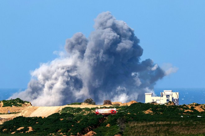 Ministrstvo za zdravje v Gazi, ki ga nadzira Hamas, je danes še sporočilo, da je bilo v izraelskem bombardiranju območja Gaze ponoči ubitih okoli sto ljudi. FOTO: Jack Guez/AFP