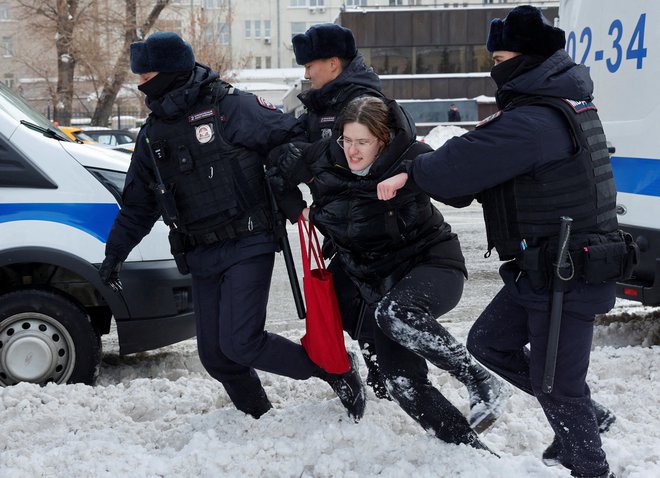 Za aretacijo udeleženke današnjega poklona Navalnemu ob moskovskem Zidu žalosti, spomeniku žrtvam politične represije v času Stalina, so bili potrebni trije policisti. Ob odprtju leta 2017 sta Zid žalosti posvetila Vladimir Putin in moskovski patriarh Kiril. FOTO: Reuters