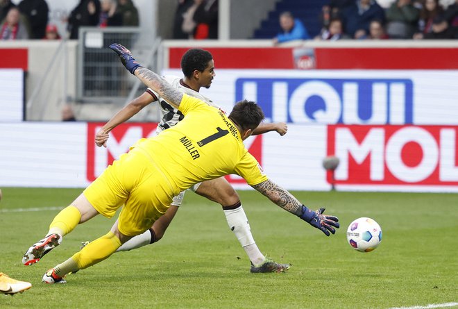 Amine Adli je z zadetkom postavil temelj za zmago Bayerja iz Leverkusna v Heidenheimu. FOTO: Heiko Becker/Reuters