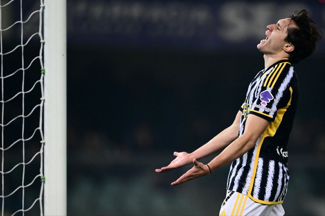 Juventusov Federico Chiesa se jezi in obupuje, saj niso ugnali Verone. FOTO: Marco Bertorello/AFP