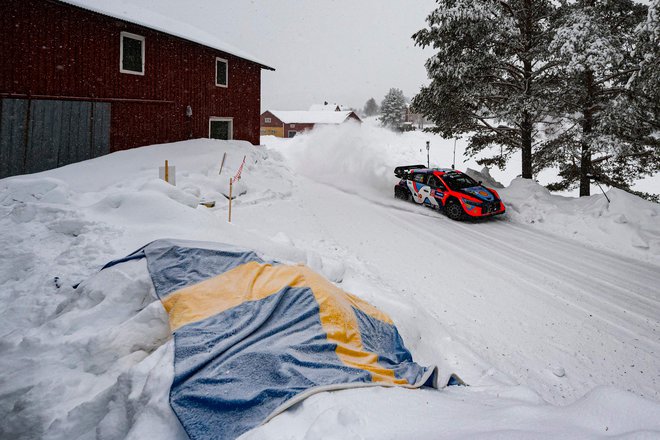 Če Finec Esapekka Lappi (njegov avtomobil je na fotografiji) dobi preizkušnjo na Švedskem, bo švedski ponos v reliju na tleh. FOTO: Jonathan Nackstrand/AFP