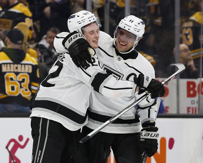 Anže Kopitar objema soigralca Brandta Clarka, ki je v podaljšku dosegel gol za zmago. FOTO: Winslow Townson/Usa Today Sports