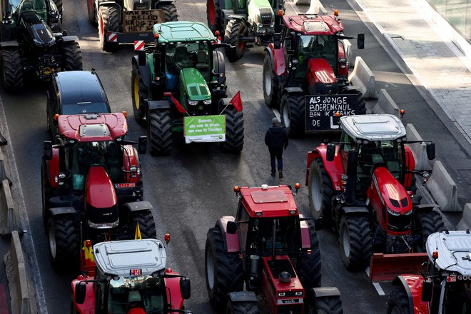 Razjarjeni kmetje so prvega februarja, ko je v Bruslju potekal vrh voditeljev EU, mesto ohromili s 1300 traktorji. FOTO: Yves Herman/Reuters