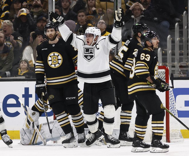 V slogu, ni konec, dokler tega ne reče Anže Kopitar (v sredini), so Los Angeles Kings izpeljali dramatičen zaključek tekme v Bostonu. FOTO: Winslow Townson/Usa Today Sports Via Reuters Con