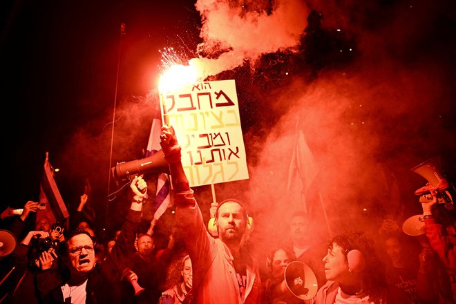Izraelci so znova na ulicah, protestirajo proti vladi in zahtevajo izpustitev vseh talcev. FOTO: Dylan Martinez/Reuters