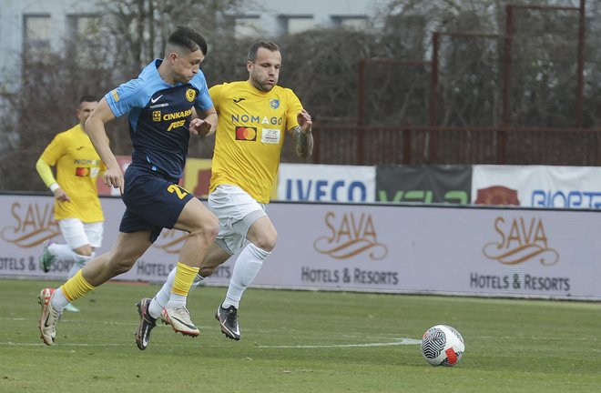 Nejc Ajhamjer in Aljoša Poplatnik v eni od akcij na tekmi v Spodnji Šiški. FOTO: Jože Suhadolnik