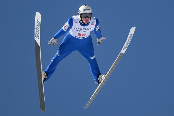 Domen Prevc je v olimpijskem Saporu skakal olimpijsko, se pravi vredno zlate kolajne. FOTO: Richard A. Brooks/AFP