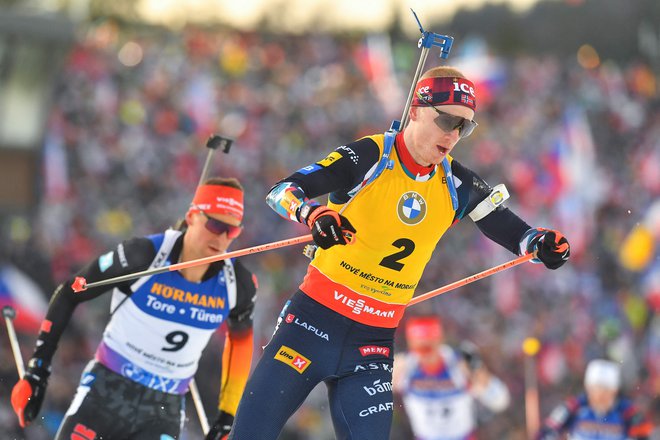 Johannes Thingnes Bø je pred 30.000 gledalci drvel k svojem 20. naslovu svetovnega prvaka. FOTO: Michal Čižek/AFP