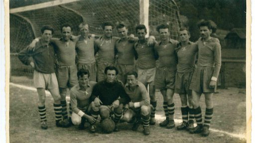 Proletarec iz Zagorja leta 1953; stojijo z leve: Kokalj, Zapotnik, Janež, Ogrinc, Flere, Zorko, Kurent, Praznik, Vipotnik; čepijo z leve: Dornik, Škrabanja, Rupnik. FOTO: Arhiv NK Zagorje