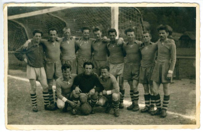 Proletarec iz Zagorja leta 1953; stojijo z leve: Kokalj, Zapotnik, Janež, Ogrinc, Flere, Zorko, Kurent, Praznik, Vipotnik; čepijo z leve: Dornik, Škrabanja, Rupnik. FOTO: Arhiv NK Zagorje