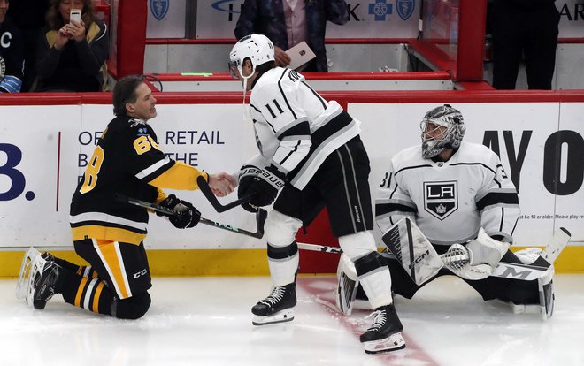 Že na ogrevanju pred tekmo je nekdanjemu češkemu asu Jaromirju Jagru (levo) čestital tudi Anže Kopitar (na sredini). FOTO: Charles LeClaire/Usa Today Sports