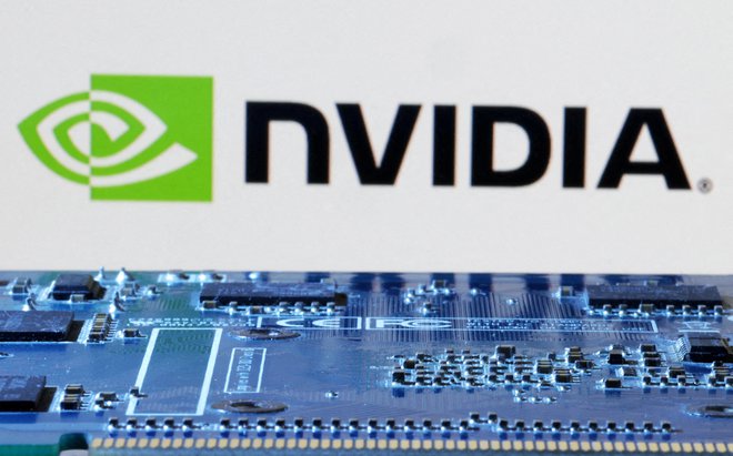 Vpliv Nvidie na UI temelji na razvoju tehnologije GPU, ki se je izkazala za najprimernejšo pri paralelnih obdelavah, ki so podlaga za algoritme globokega učenja. Foto Dado Ruvic/Reuters