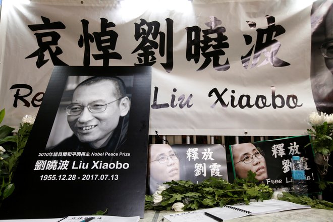 Liu Xiaobo je umrl 13. julija 2017. Med prestajanjem enajstletne kazni v zaporu v pokrajini Liaoning je preminil zaradi raka na jetrih. FOTO: Bobby Yip/Reuters