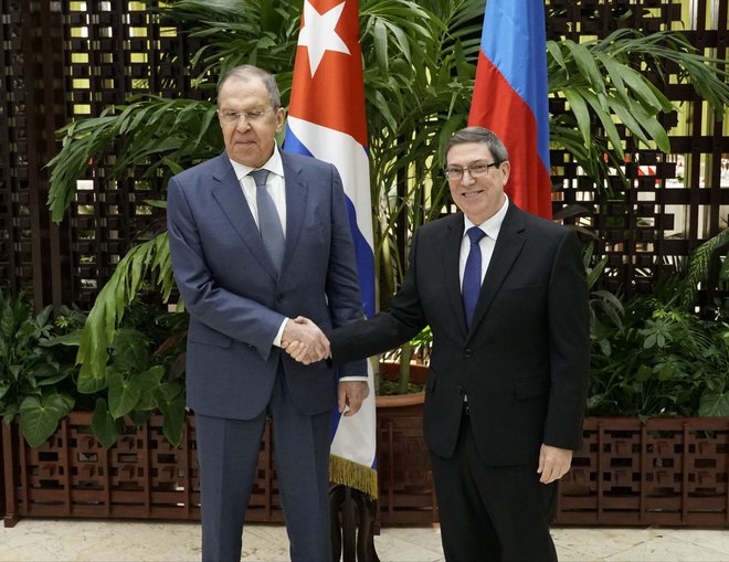 Lavrov po srečanju v Havani s kubanskim zunanjim ministrom Brunom Rodriguezom. Obiskal bo tudi Venezuelo in Brazilijo. FOTO: Handout AFP