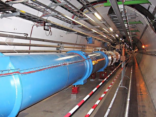 Cev velikega hadronskega trkalnika v Cernu. FOTO: Wikipedia

 