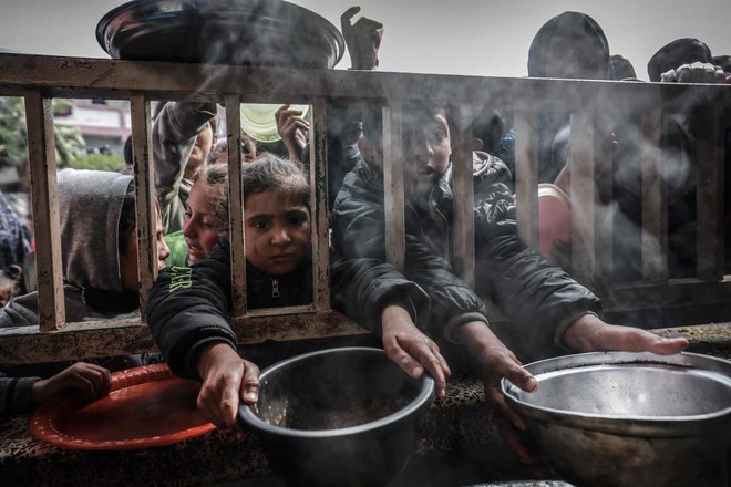 ZN je včeraj opozorila, da bi lahko v Gazi kmalu močno naraslo število umrlih otrok. Grozijo jim hudo pomanjkanje hrane, vse večja podhranjenost in hitro širjenje bolezni. V palestinski enklavi, kjer Izrael med trajajočo ofenzivo več kot štiri mesece močno omejuje dobavo humanitarne pomoči, sta čista pitna voda in hrana zelo redki, skoraj vsi mlajši otroci pa zbolevajo za nalezljivimi boleznimi, opozarjajo Unicef, Svetovna zdravstvena organizacija (WHO) in Svetovni program za hrano. Foto: Mohammed Abed/Afp