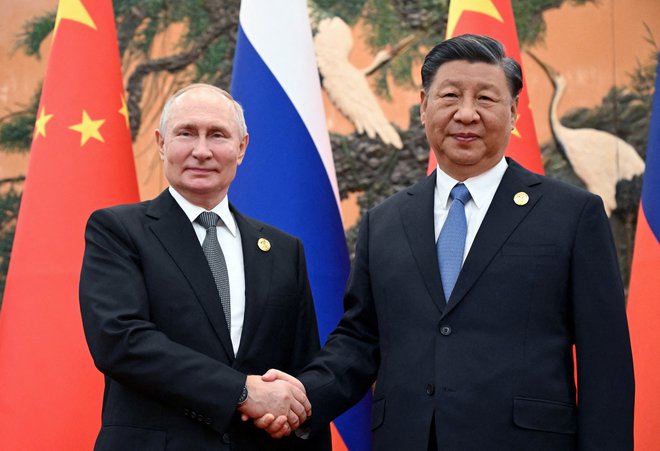 EU ne razume, zakaj se Kitajska ne odreče Putinu, čeprav pogosto da vedeti, da ji povzroča skrbi. Na fotografiji sta ruski predsednik Vladimir Putin in kitajski predsednik Xi Jinping. FOTO: Reuters