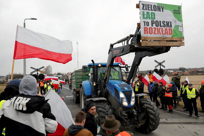 Poljski kmetje protestirajo zaradi po njihovem mnenju zgrešene evropske politike, ki je privedla do tega, da so poljski trg preplavili poceni ukrajinski kmetijski pridelki. FOTO: Patryk Ogorzalek/via Reuters