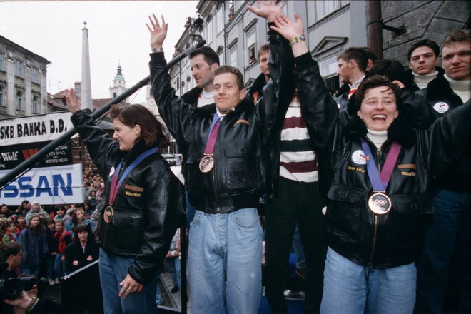 Ob vrnitvi treh slovenskih junakov – Alenke Dovžan, Jureta Koširja in Katje Koren – iz Lillehammerja v domovino je bilo zelo veselo. Fotodokumentacija Dela