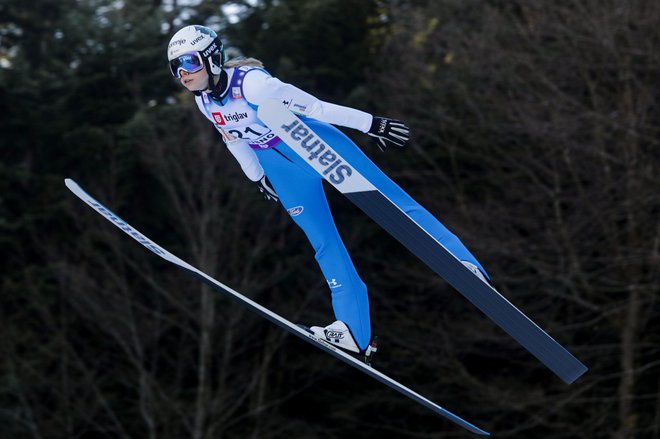 Taja Bodlaj je sinoči v Planici skočila do naslova mladinske državne prvakinje. FOTO: Voranc Vogel/Delo