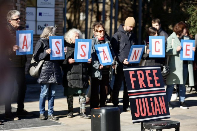 Če Assangea izročijo, bosta umrli demokracija in svoboda novinarstva, je dejal član Piratske stranke. FOTO: Črt Piksi/Delo