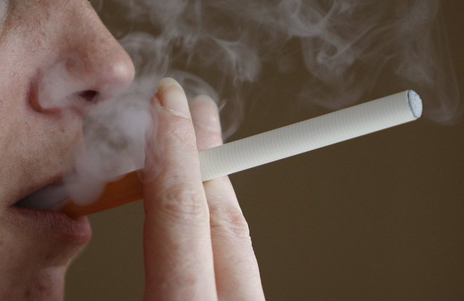 Vlada načrtuje večjo trošarinsko obremenitev navadnih in elektronskih cigaret. Foto: Regis Duvignau/Reuters
