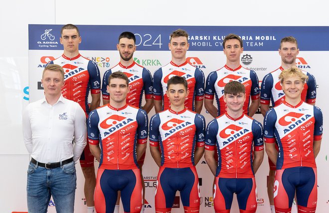 Zmagovalec 17 UCI dirk Marko Kump (levo) začenja četrto sezono v vlogi športnega direktorja. Foto Vid Ponikvar/Sportida