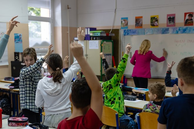 Prenovljeni zakon o osnovni šoli prinaša obvezni tuji jezik za prvošolce. FOTO: Črt Piksi