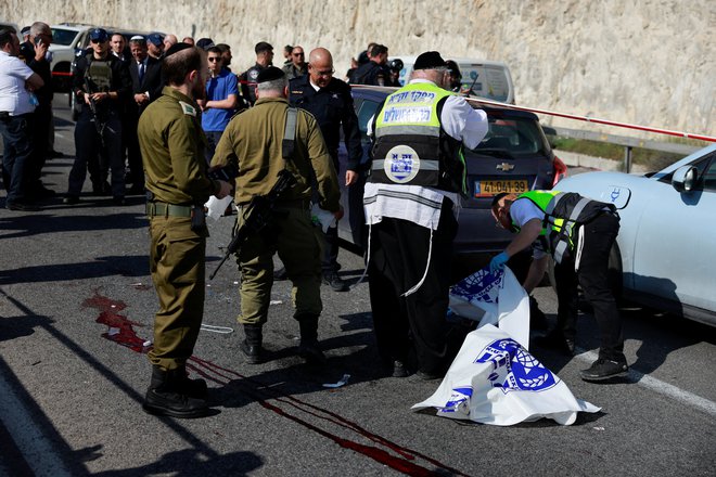 Trije osumljenci, mladeniči iz okolice Betlehema, naj bi se v avtomobilu s palestinskimi registrskimi tablicami pripeljali na nadzorno točko pri vhodu v judovsko naselbino in iz njega streljali na mimoidoče avtomobile. FOTO: Ammar Awad/Reuters