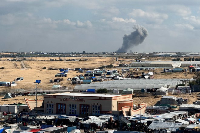 Izraelska vojaška letala so bombardirala Rafo, kjer v grozljivih razmerah životari več kot milijon in pol ljudi. FOTO: Staff Reuters