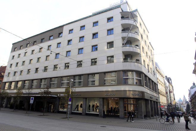 Predvidoma letos naj bi se začela prenova Hotela Slon. Foto Roman Šipić