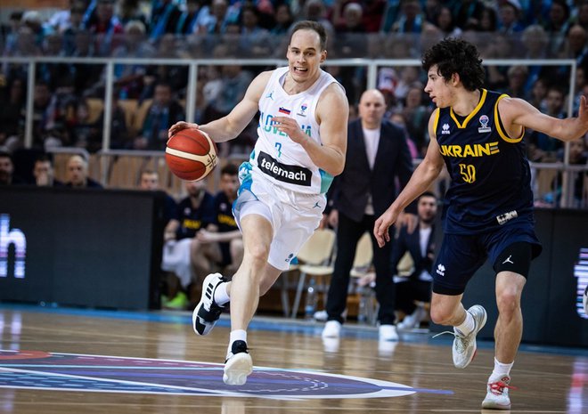 Klemen Prepelič je bil neustavljiv za ukrajinsko obrambo, desno prvi strelec gostov, organizator igre Oleksandr Kovljar. FOTO: FIBA