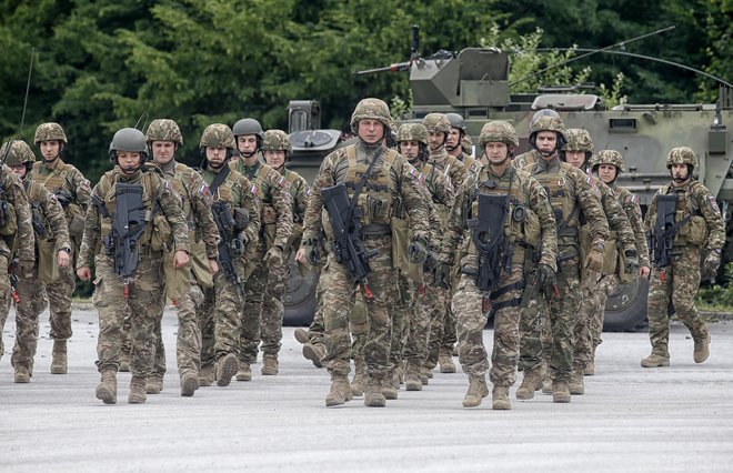 Moč Slovenske vojske sloni na poklicni vojski in pripadnikih pogodbene rezerve. V zadnjem času pristojni veliko pozornosti posvečajo krepitvi pogodbene rezerve. Foto: Blaž Samec