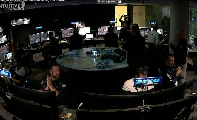 Veselje v nadzornem centru podjetja Intuitive Machines, ko so dobili signal s pristajalnika, ki je uspešno pristal na površju Lune. FOTO: Nasa/AFP