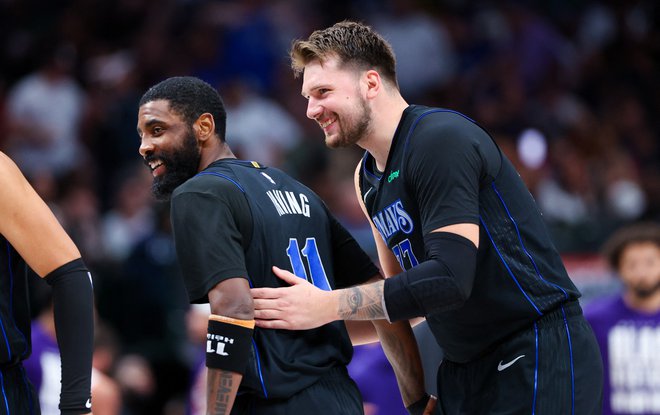 Dallasov zvezdniški dvojec Luka Dončić, Kyrie Irving je proti Phoenixu navdušil. FOTO: Kevin Jairaj/Usa Today Sports Via Reuters Con