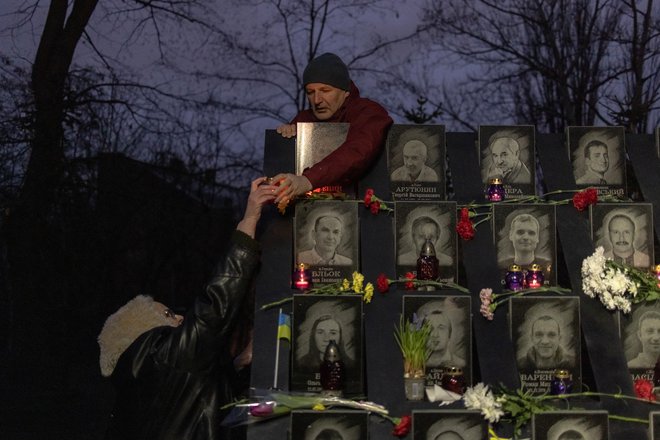 V ukrajinski vojni je bilo po uradnih podatkih Združenih narodov doslej ubitih vsaj 10.378 civilistov. FOTO: Roman Pilipey/AFP