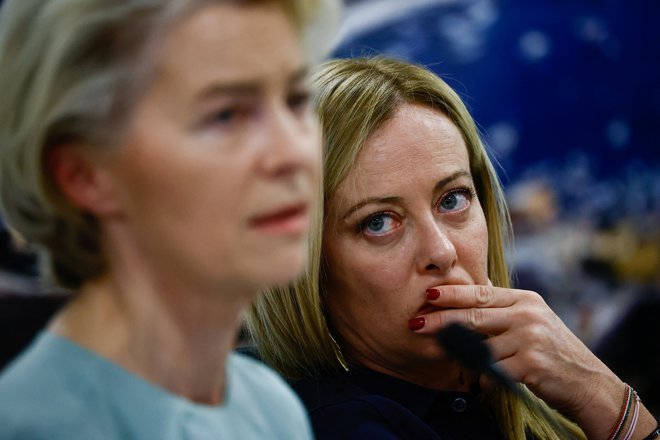 Predsednica evropske komisije Ursula von der Leyen in italijanska predsednica vlade Giorgia Meloni v zavezništvu, ki izkazuje dvojna merila. FOTO: Yara Nardi Reuters
