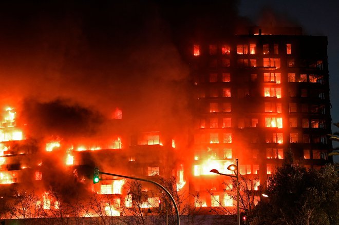 Požar naj bi v četrtek pozno popoldne izbruhnil v četrtem nadstropju stavbe s 138 stanovanji. FOTO: Jose Jordan/AFP