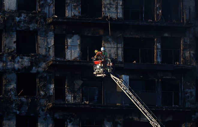 Na terenu še vedno ostaja več ekip gasilcev. FOTO: Jose Jordan/AFP