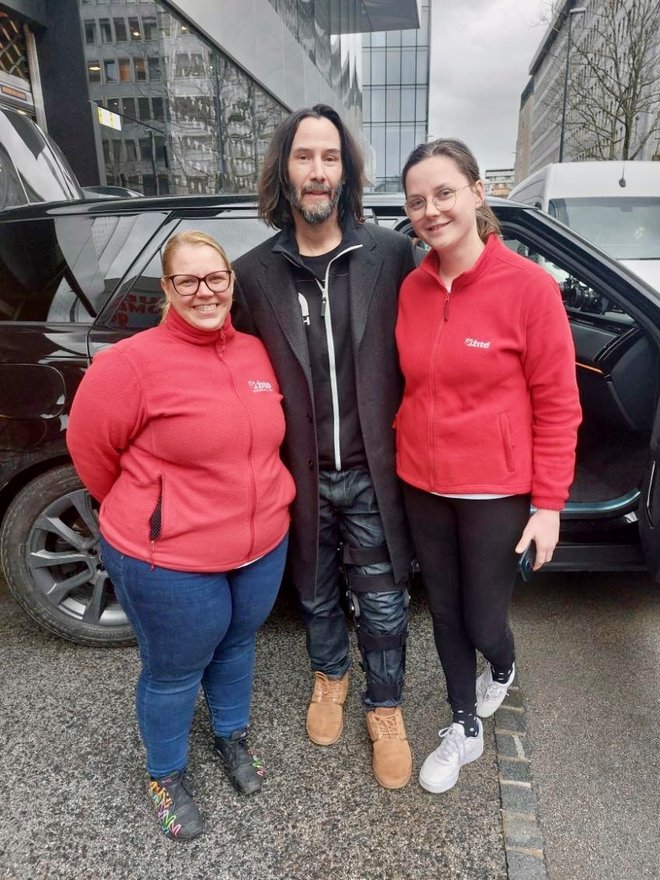 Keanu Reeves v Ljubljani. Z njim so se lahko fotografirale tudi Žitove prodajalke. FOTO: arhiv Žito