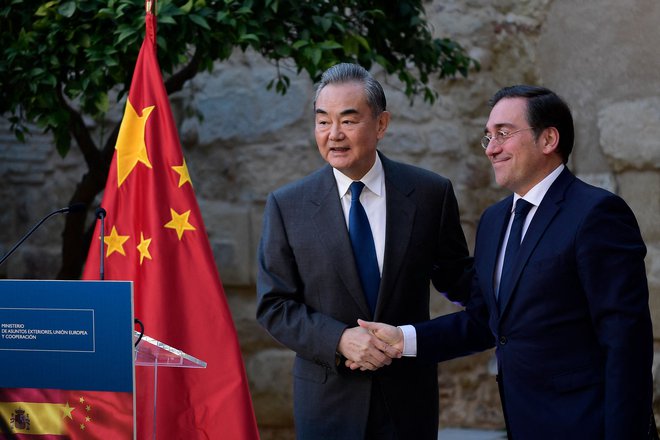 V Madridu je kitajski zunanji minister Wang Yi objavil odpravo embarga na špansko govedino, kar naj bi simbolično pomenilo, da je Kitajska pripravljena na obnovitev vseh kanalov za izmenjave z Evropo. FOTO: Cristina Quicler/AFP