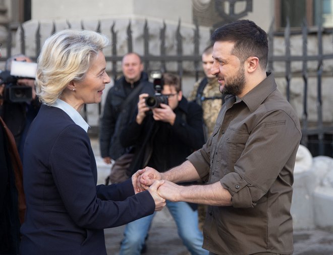 Priprava odziva EU na veliko vojno na stari celini je bila v veliki meri v rokah predsednice evropske komisije Ursule von der Leyen, ki bo danes gostja Volodimirja Zelenskega v Kijevu. FOTO: Abaca/Reuters