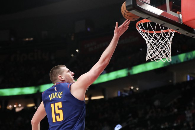 Denverjev as Nikola Jokić se je zadovoljil s 17. trojnim dvojčkom v sezoni ob odličnem metu (12:17) . FOTO: Amanda Loman/Getty Images Via AFP