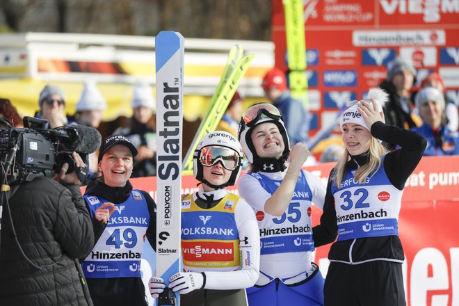 Nika Prevc v družbi reprezentančnih sotekmovalk. V ozadju z leve Ema Klinec, Nika Križnar in Taja Bodlaj FOTO: NordicFocus