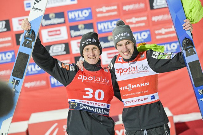 Timi Zajc (desno) in Peter Prevc sta danes prekosila celotno svetovno elito. FOTO: NordicFocus