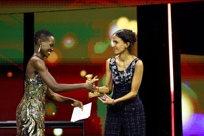 Predsednica žirije Lupita Nyong'o podeljuje glavno nagrado režiserki Mati Diop. FOTO:Fabrizio Bensch/Reuters