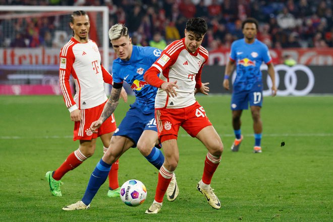 Benjamin Šeško (v sredini v modrem) je v 70. minuti zabil gol Bayernu. FOTO: Michaela Stache/AFP