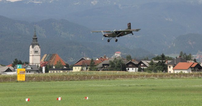 Eden od ukrepov je uporaba tišjih letal. FOTO: Boštjan Fon