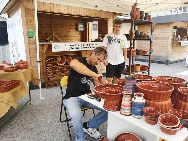 V vedno manj primerih se tradicionalna prenašajo iz roda v rod.