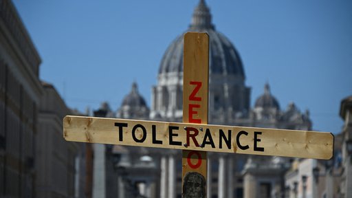 Aktivisti proti pedofiliji v Katoliški cerkvi so septembra lani pred baziliko sv. Petra v Vatikanu udeležence papeške sinode pozvali, naj dosledno spoštujejo politiko ničelne tolerance do zlorab, ki so se ji zavezali pod papežem Frančiškom. FOTO: Filippo Monteforte/AFP